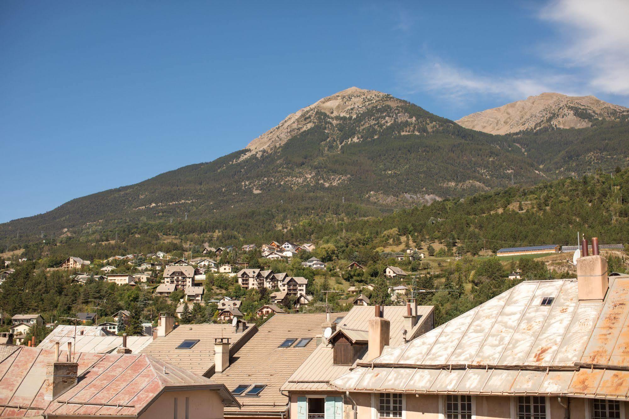 Logis - Hotel De La Mairie Embrun Exterior photo